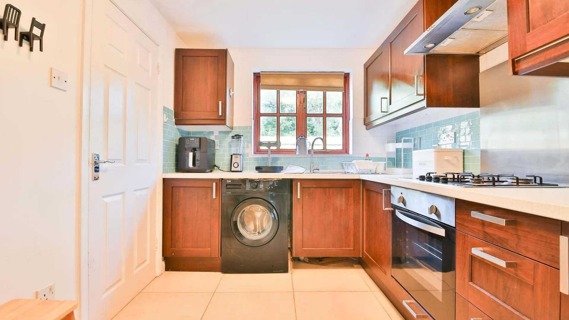 Homely 5 Bed House - 15 Mins To Cardiff City