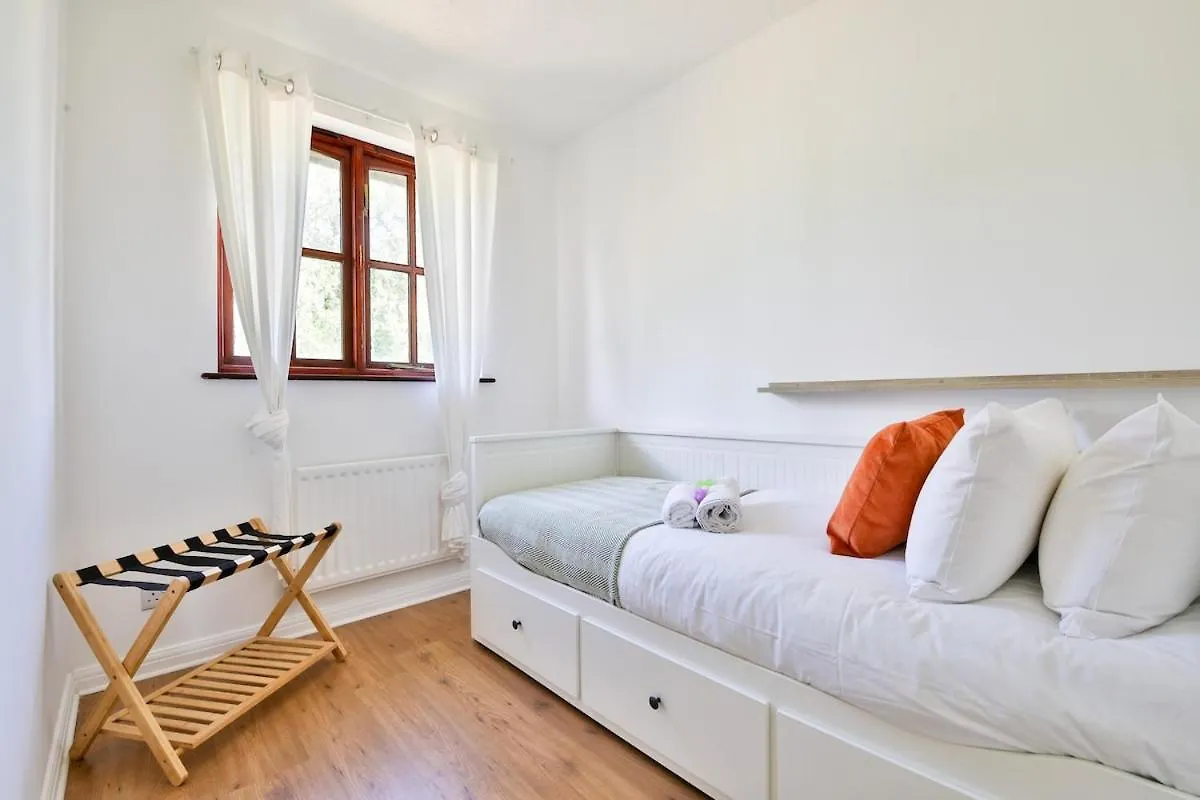 Homely 5 Bed House - 15 Mins To Cardiff City