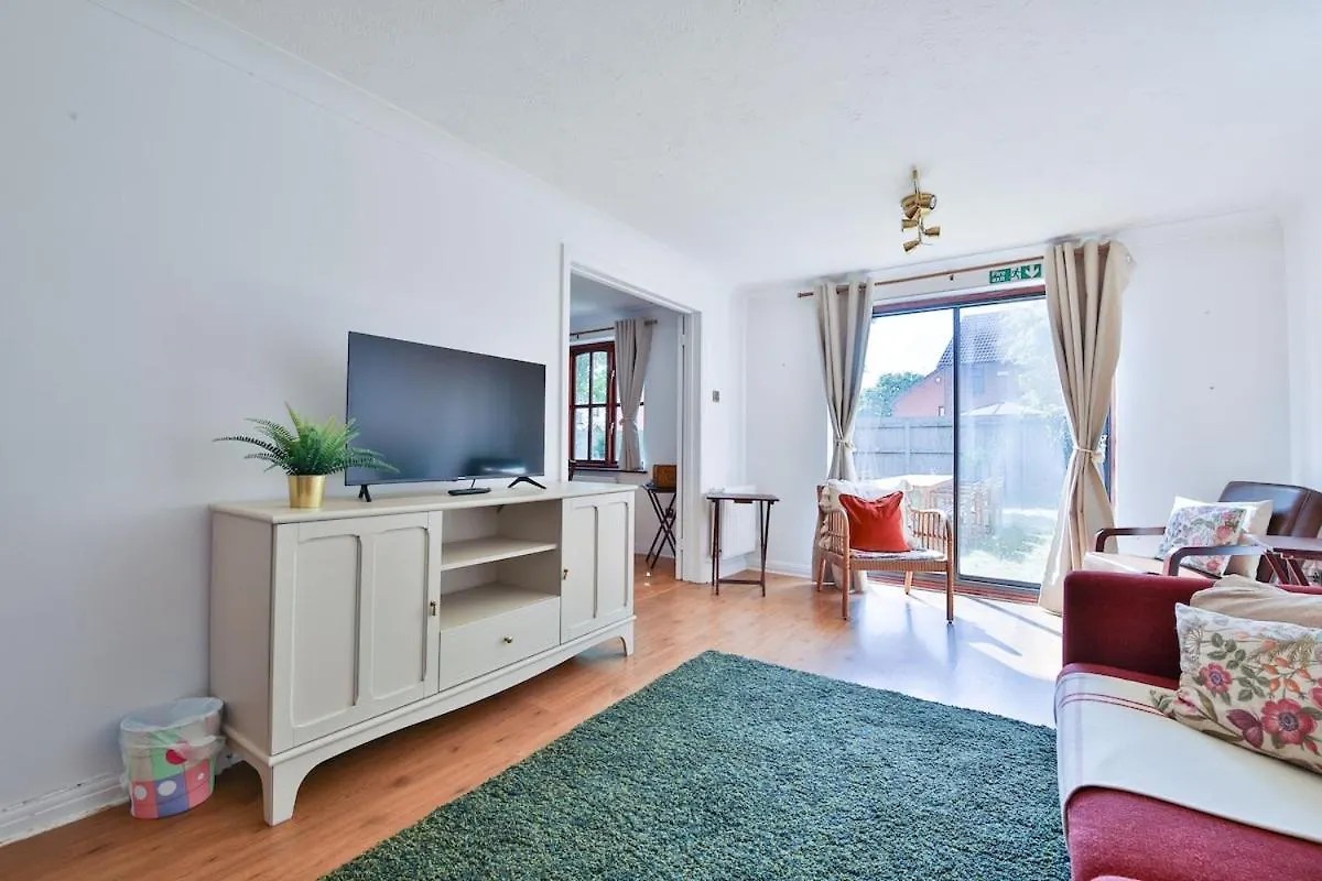 Homely 5 Bed House - 15 Mins To Cardiff City