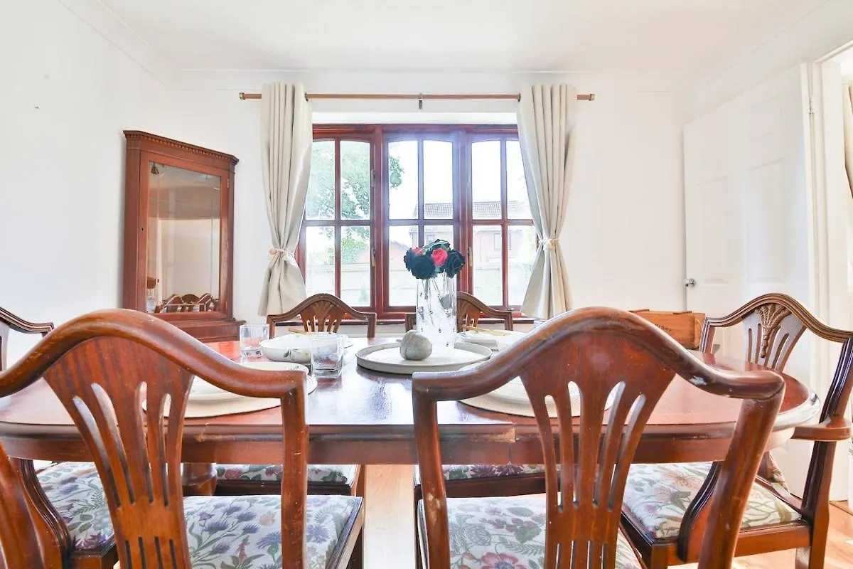 Homely 5 Bed House - 15 Mins To Cardiff City Nyaraló