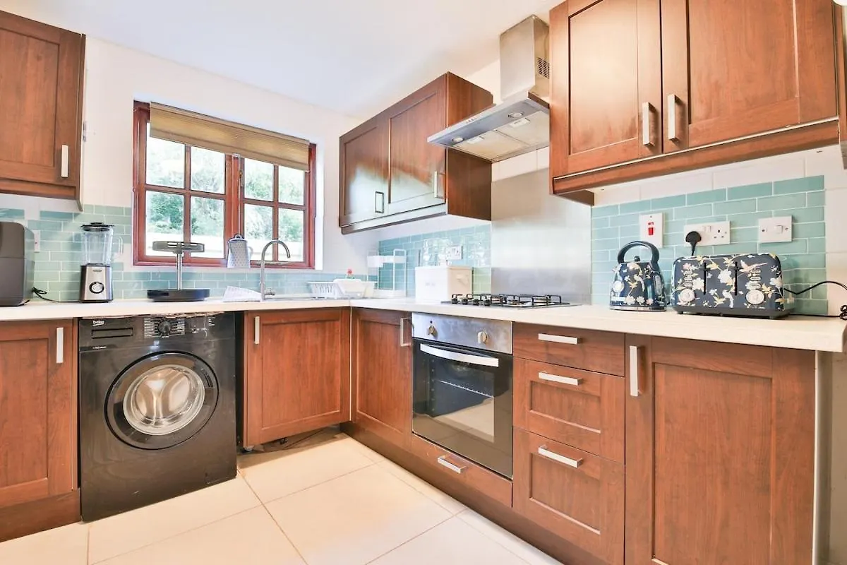 Homely 5 Bed House - 15 Mins To Cardiff City Nyaraló