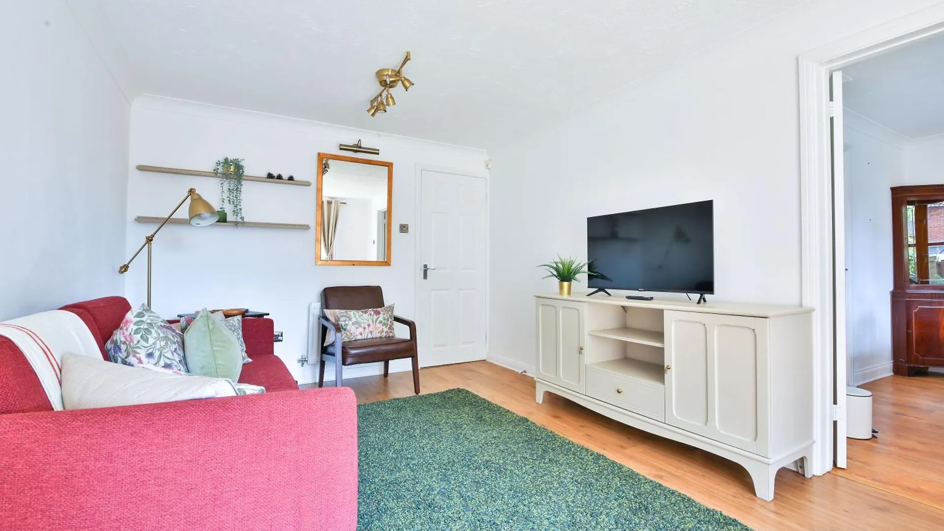 Homely 5 Bed House - 15 Mins To Cardiff City 영국