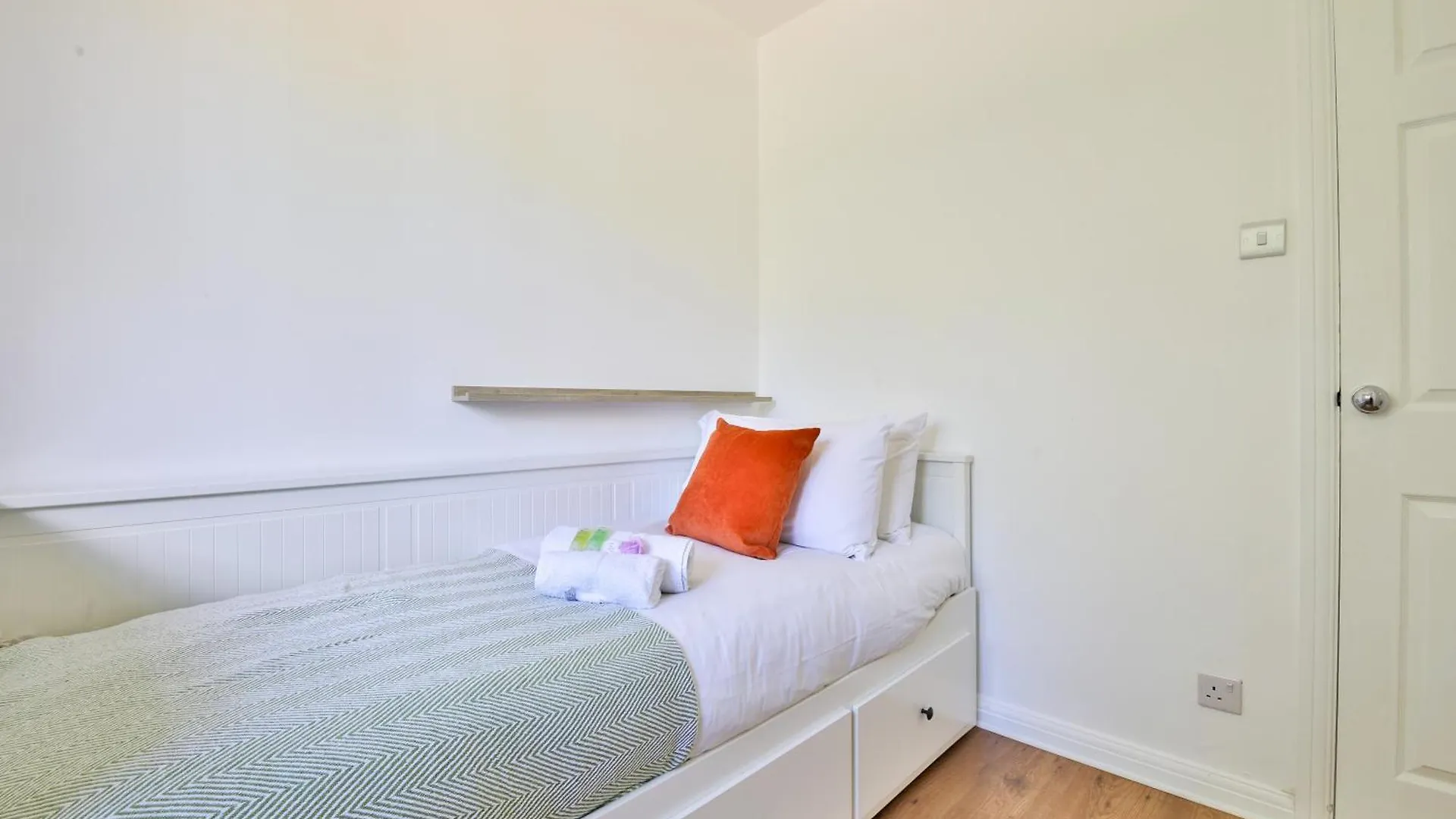 Homely 5 Bed House - 15 Mins To Cardiff City 펜션