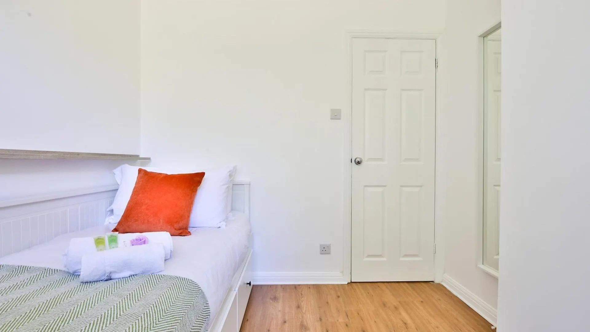 Homely 5 Bed House - 15 Mins To Cardiff City 영국