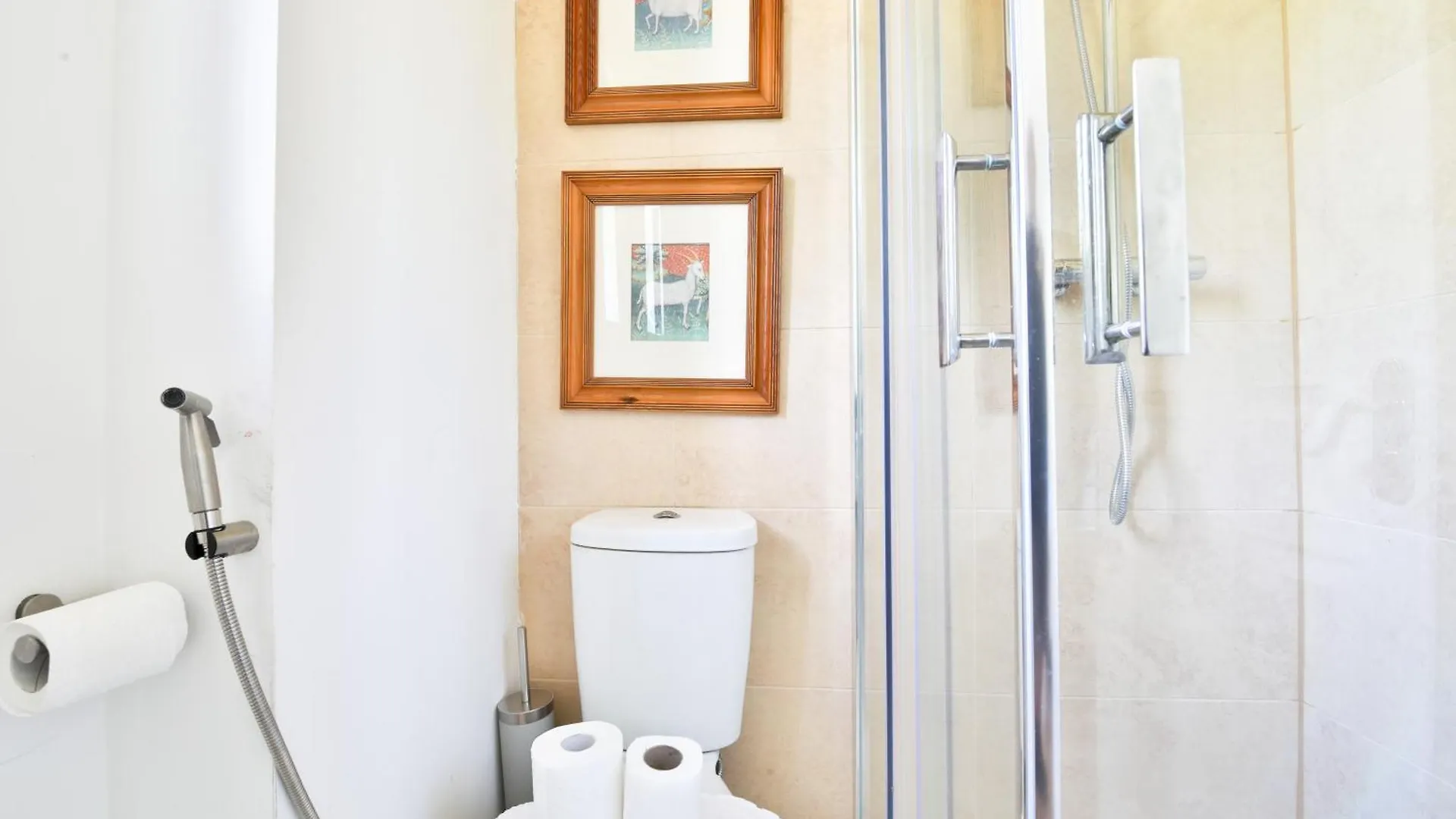 Homely 5 Bed House - 15 Mins To Cardiff City 영국