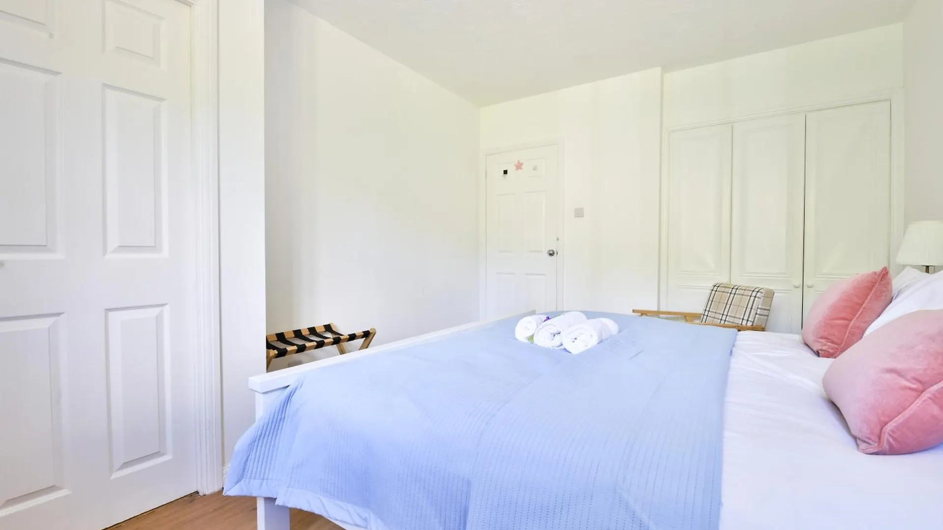 Homely 5 Bed House - 15 Mins To Cardiff City 0*,  영국