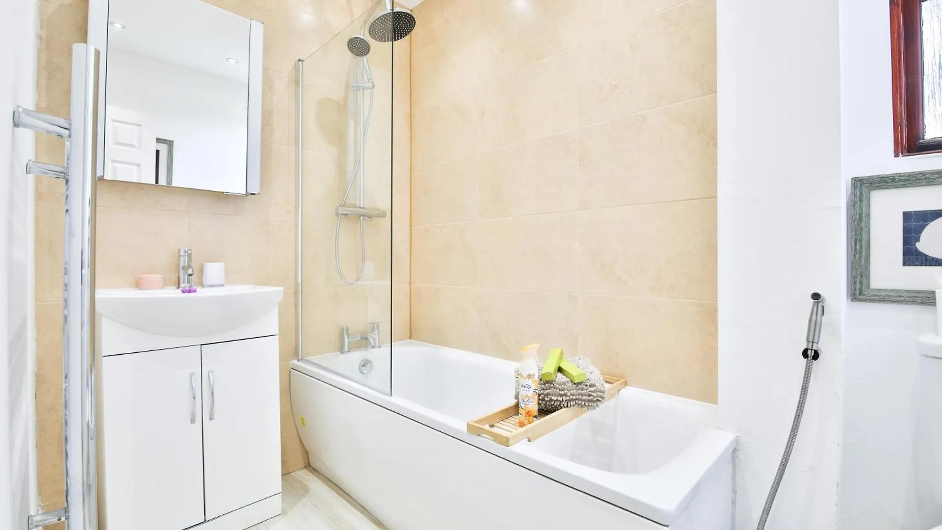펜션 Homely 5 Bed House - 15 Mins To Cardiff City 영국