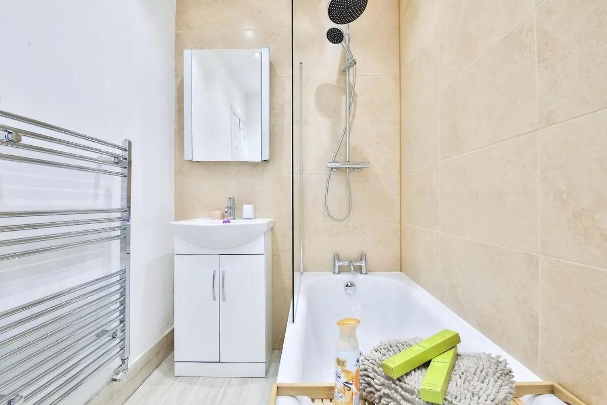 펜션 Homely 5 Bed House - 15 Mins To Cardiff City 영국