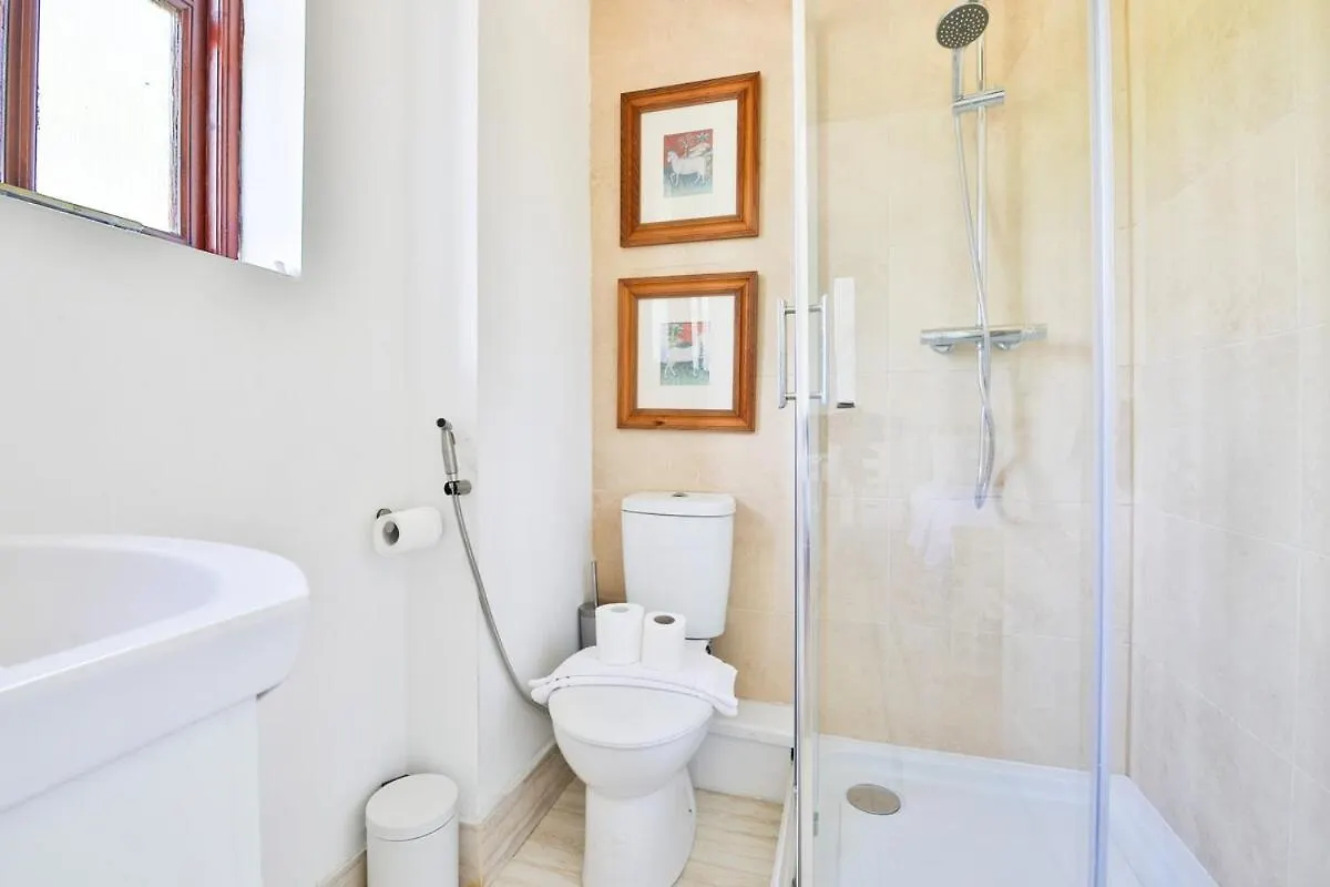 펜션 Homely 5 Bed House - 15 Mins To Cardiff City 영국