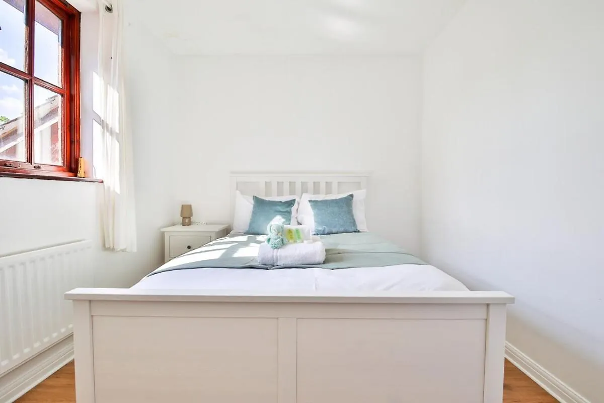 Homely 5 Bed House - 15 Mins To Cardiff City 0*,