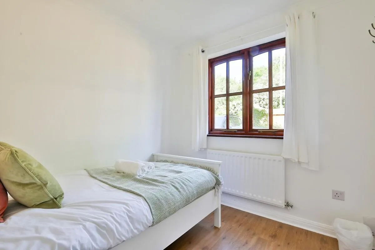 Homely 5 Bed House - 15 Mins To Cardiff City 펜션
