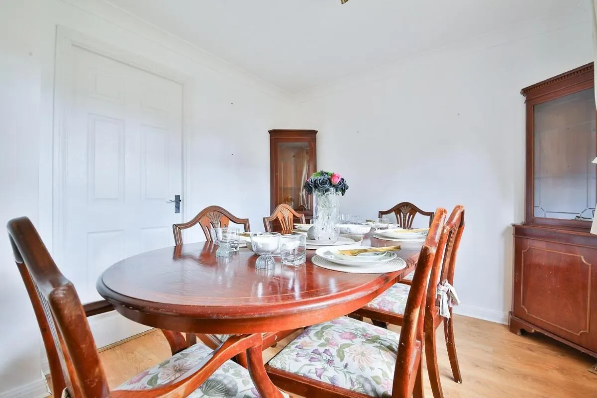 Homely 5 Bed House - 15 Mins To Cardiff City 영국