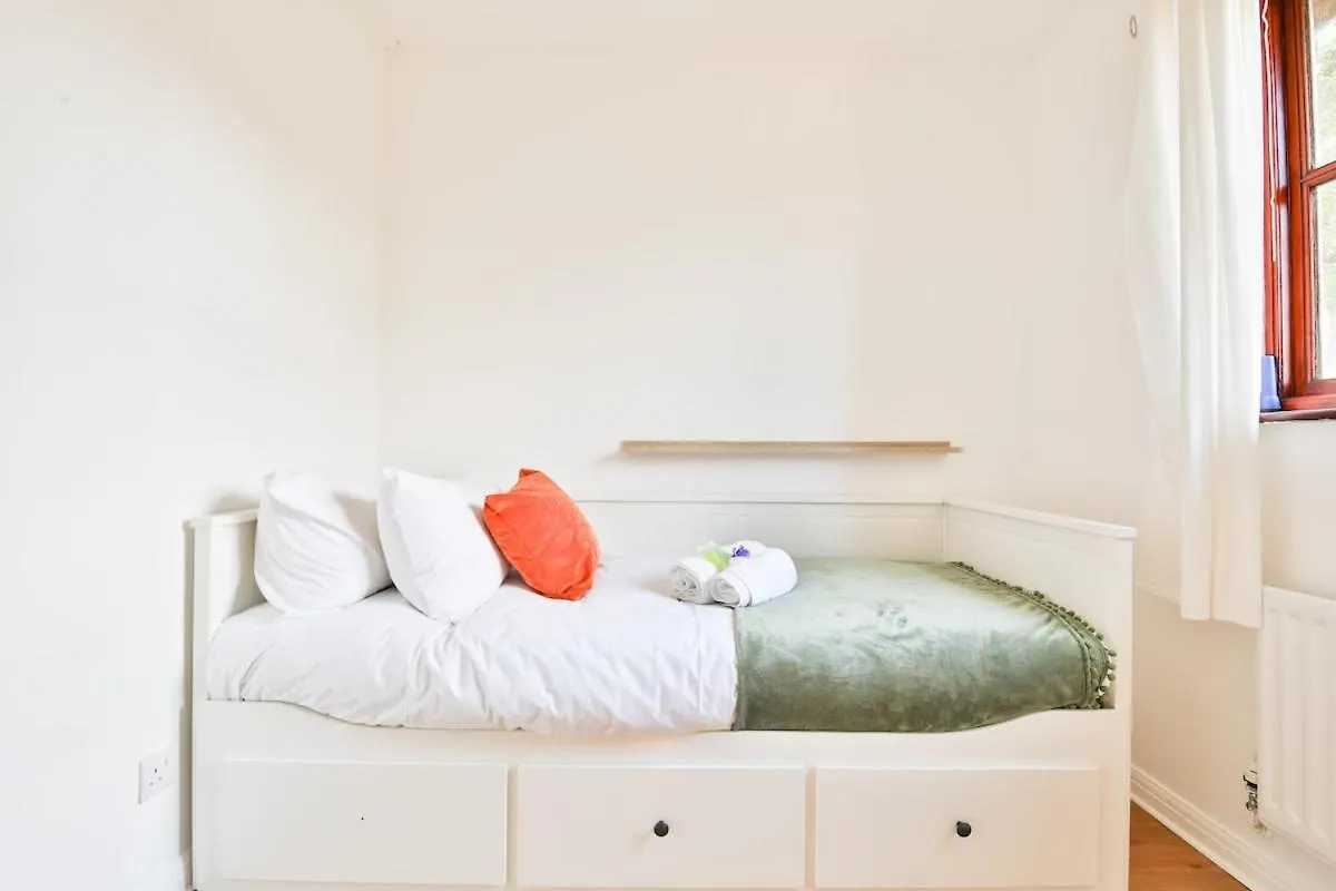 Homely 5 Bed House - 15 Mins To Cardiff City 영국