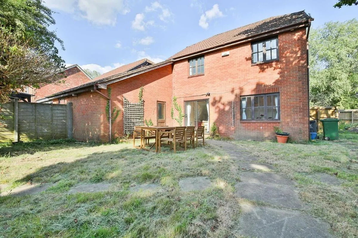 Homely 5 Bed House - 15 Mins To Cardiff City